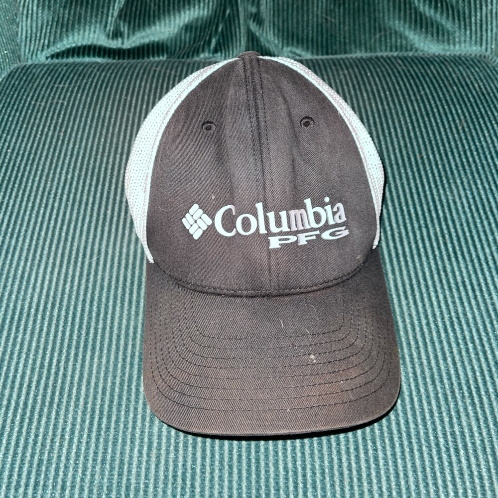 Black and white Columbia hat with fish net design